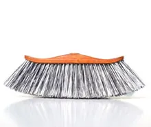 Scopa Pavone classica bianco e nera con setole morbide